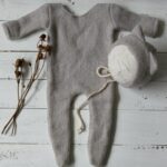 Surpyjama à oreilles de lapin tricoté aux pieds pour bébé Grise