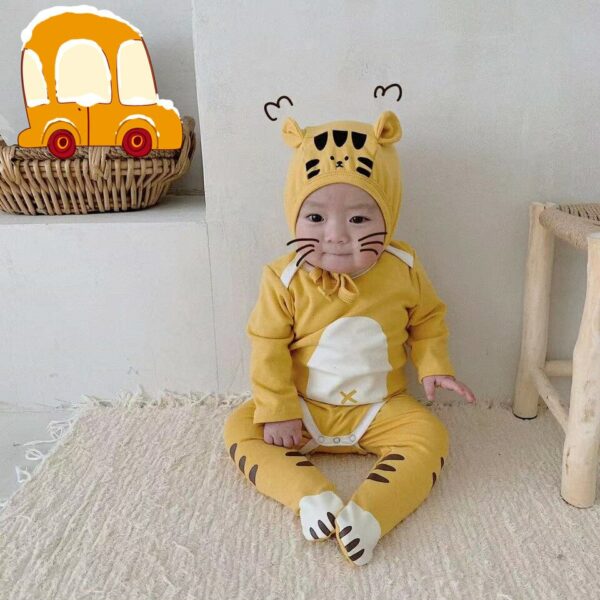 Surpyjama avec fermeture à boutons couvert d'un motif de tigre pour bébé_1