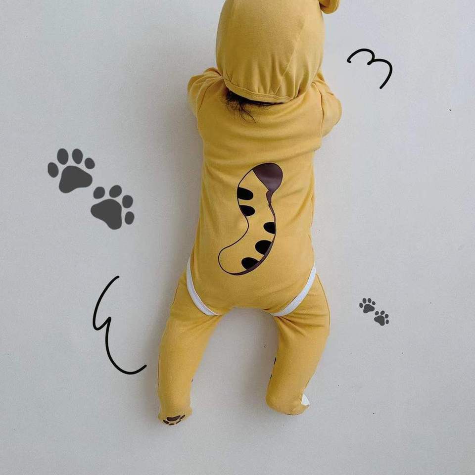 Surpyjama avec fermeture à boutons couvert d'un motif de tigre pour bébé_2