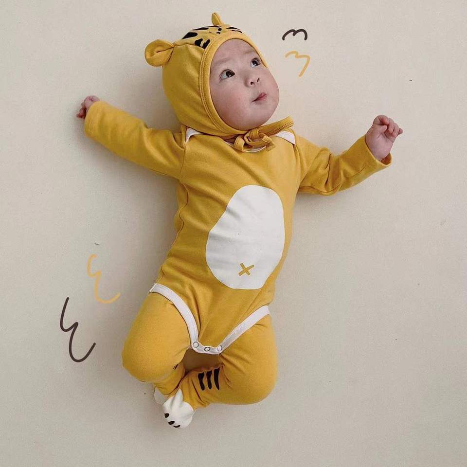 Surpyjama avec fermeture à boutons couvert d'un motif de tigre pour bébé_4