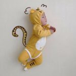 Surpyjama avec fermeture à boutons couvert d'un motif de tigre pour bébé_6