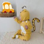 Surpyjama avec fermeture à boutons couvert d'un motif de tigre pour bébé_7