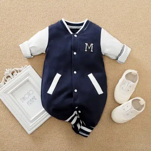 Surpyjama bébé style baseball bleu marine et blanc avec M brodé sur la poitrine