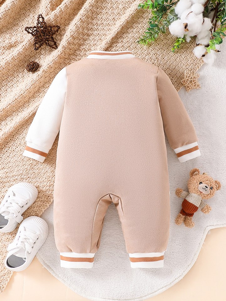 Barboteuse bébé beige style veste universitaire vue de dos avec poignets et chevilles côtelés
