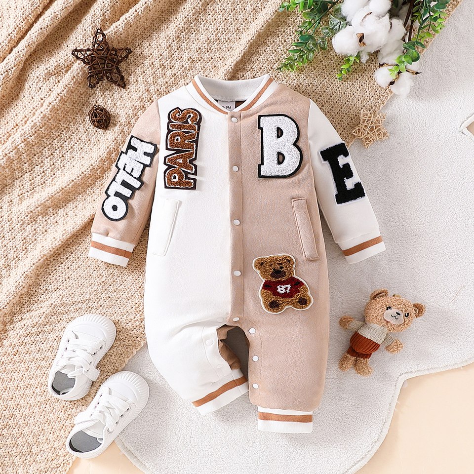 Barboteuse bébé style veste universitaire beige et blanc avec patchs PARIS et ourson