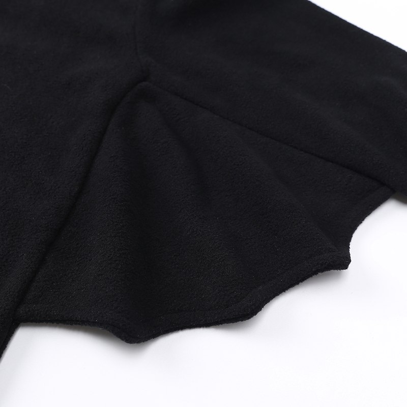 Détail de l'aile festonnée de la combinaison bébé chauve-souris noire