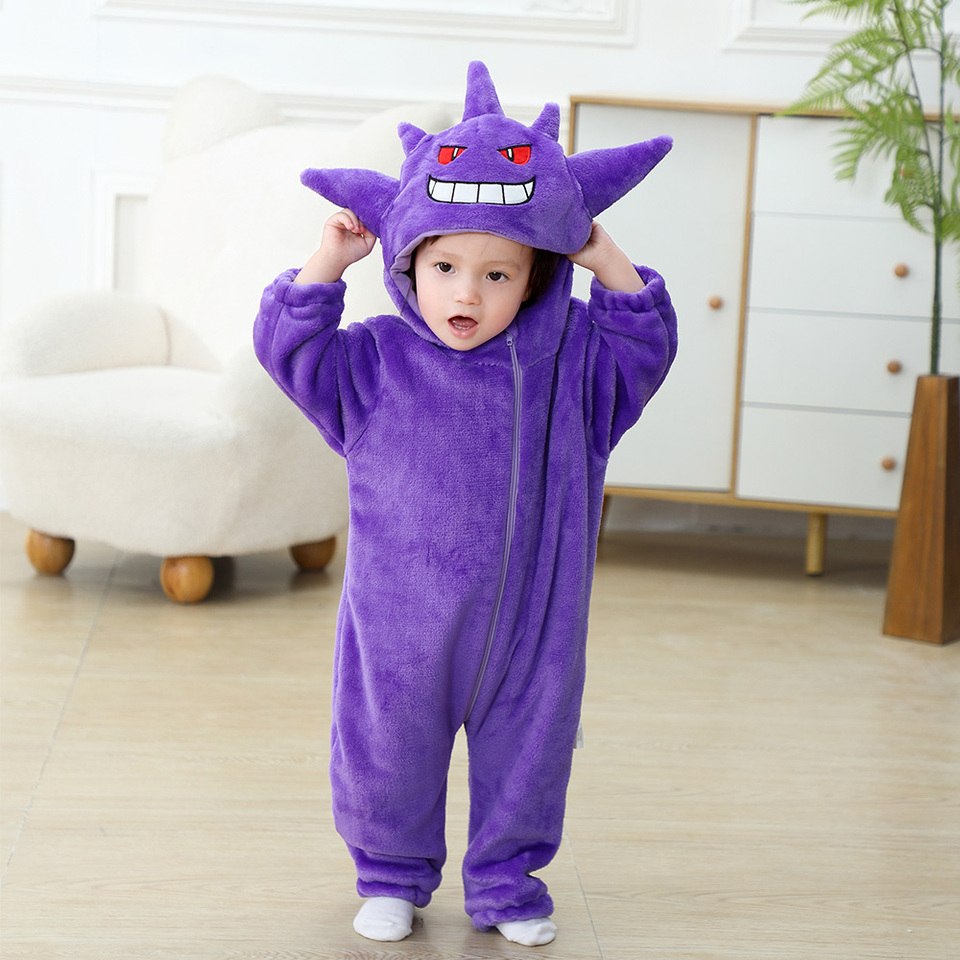 Combinaison bébé Gengar Pokémon violette à capuche en flanelle, bébé debout les mains sur la capuche