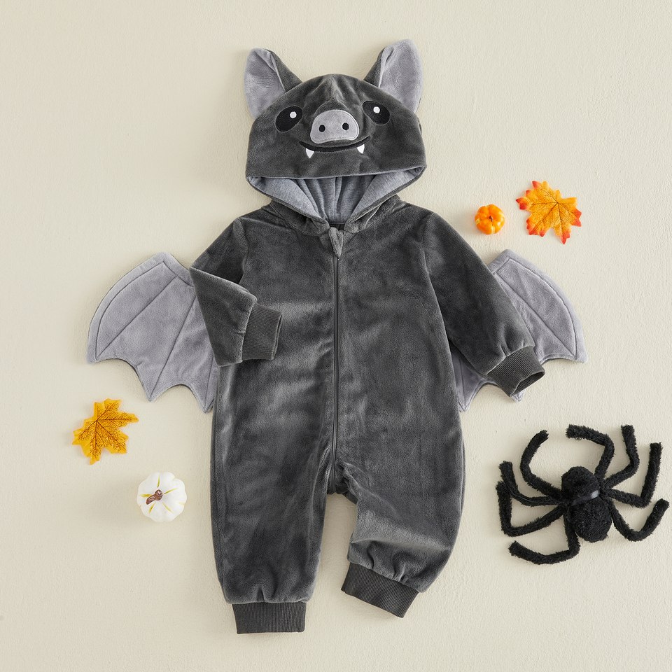 Combinaison bébé Halloween chauve-souris grise posée à plat avec ailes aux poignets