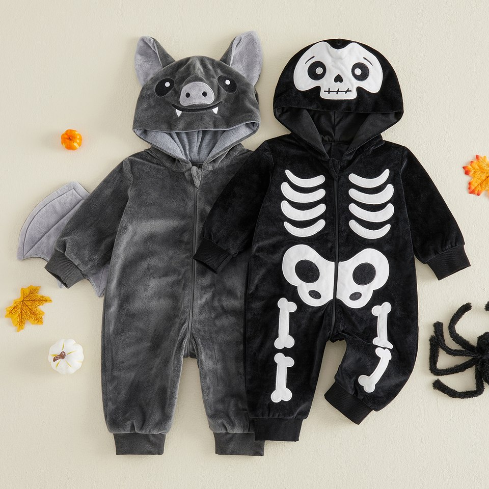 Combinaisons bébé Halloween chauve-souris grise et squelette noir côte à côte