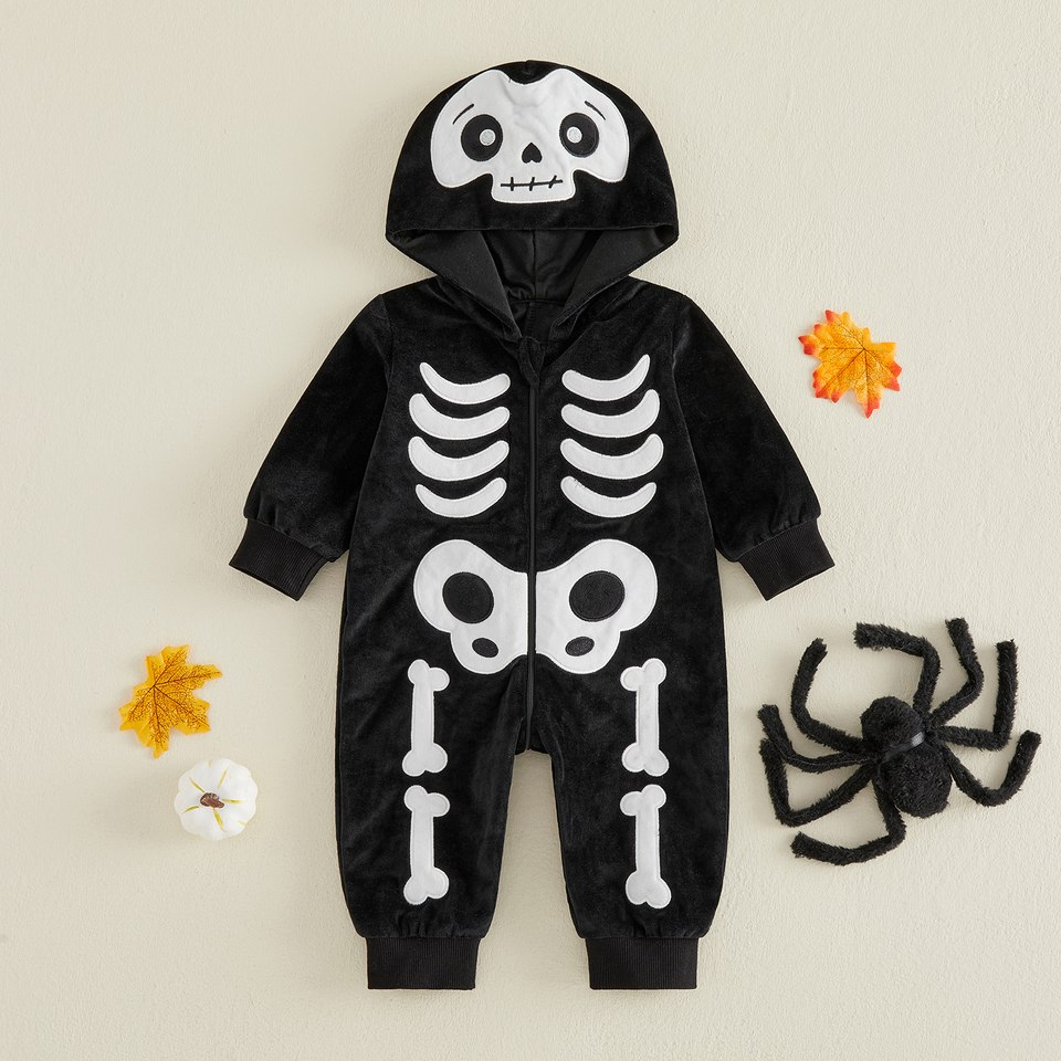 Combinaison bébé Halloween squelette noir posée à plat avec capuche tête de mort