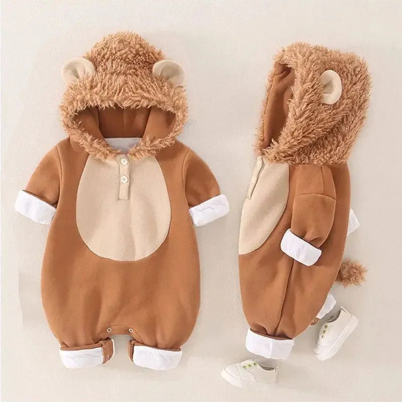 Combinaison bébé lion à capuche avec crinière, ventre beige et queue, posée à plat