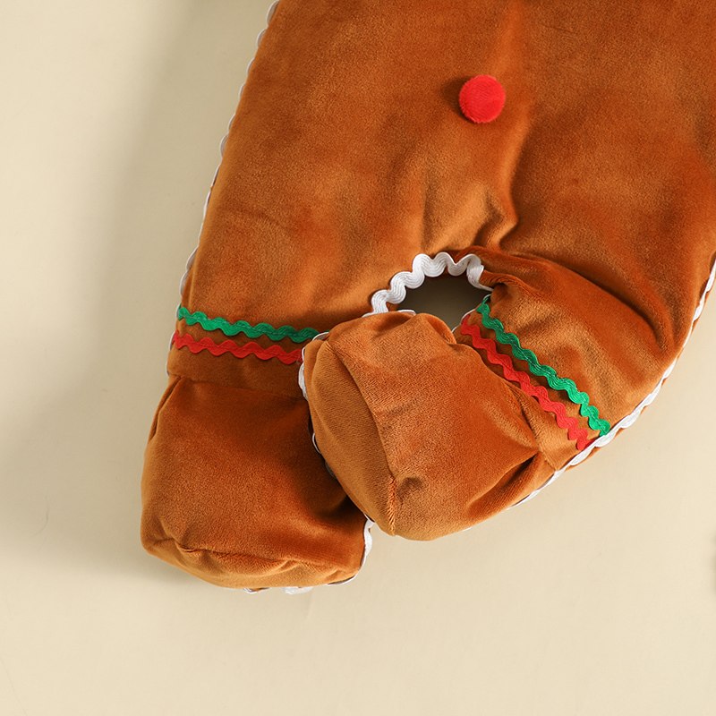 Détail du chausson intégré avec ganse rouge et verte de la combinaison bébé pain d'épices