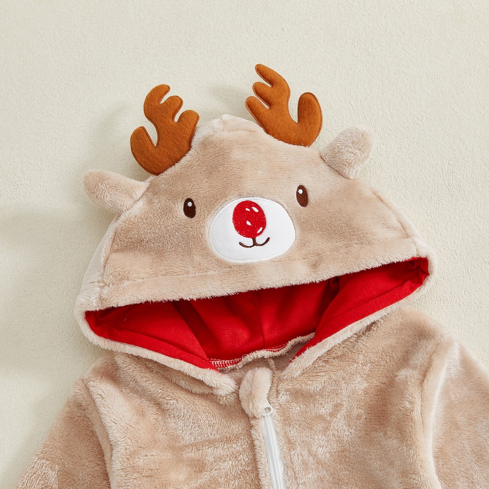 Détail de la capuche de renne avec nez rouge, petits bois et doublure rouge