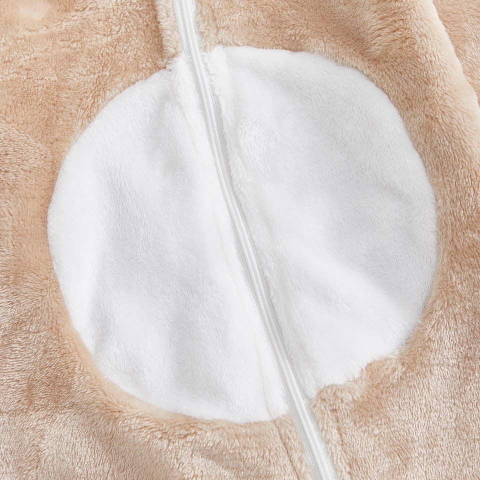 Détail du ventre blanc et de la fermeture zippée de la combinaison bébé renne