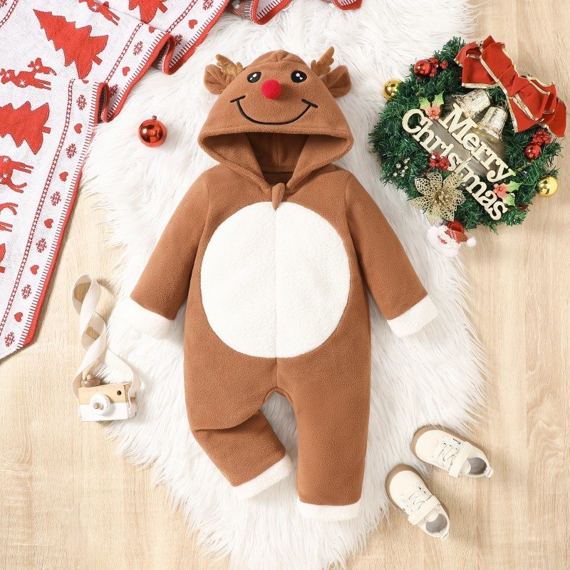 Combinaison bébé renne en polaire marron à capuche, posée à plat sur un tapis blanc