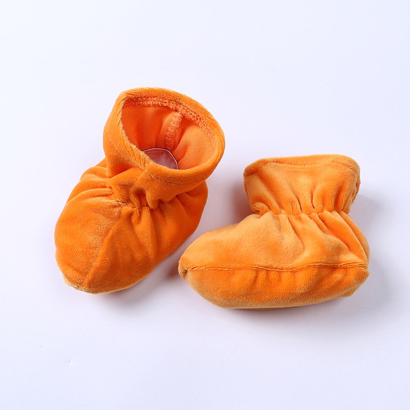 Chaussons orange en velours de l'ensemble citrouille pour bébé