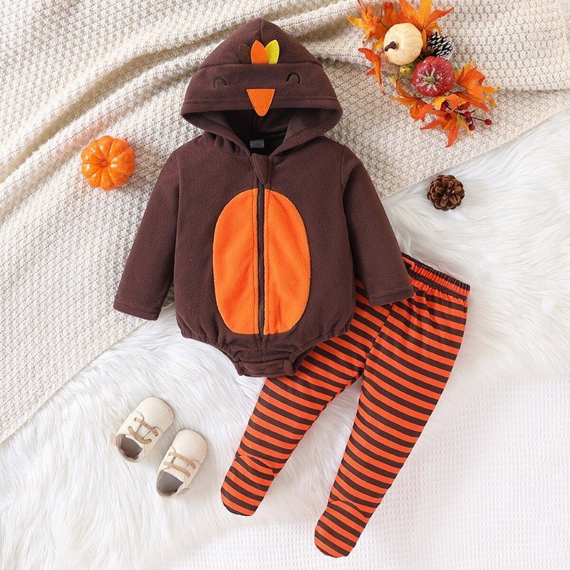 Ensemble bébé costume de dinde : body à capuche en polaire marron et pantalon rayé orange, posé à plat