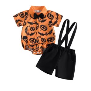 Ensemble bébé Halloween : chemise-body orange imprimée avec nœud papillon et short noir à bretelles, sur fond blanc