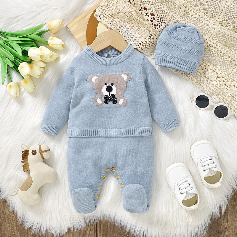 Ensemble bébé en tricot bleu avec pull ourson, pantalon à chaussons et bonnet assorti