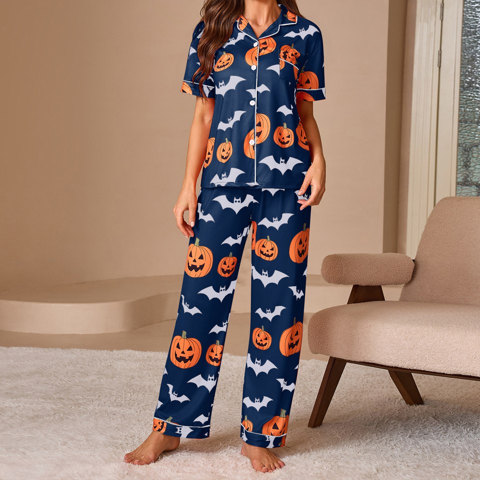 Pyjama femme Halloween bleu foncé porté, ensemble chemise manches courtes et pantalon