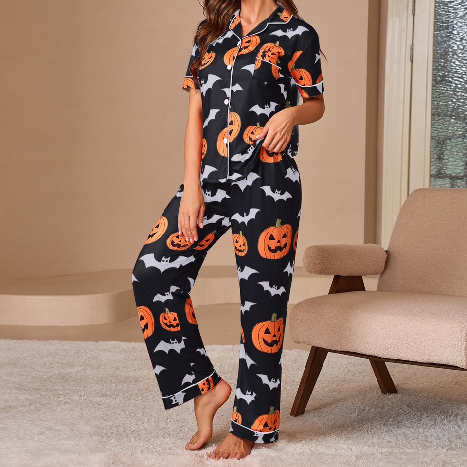 Femme en pyjama Halloween noir imprimé citrouilles et chauves-souris, pose jambe levée