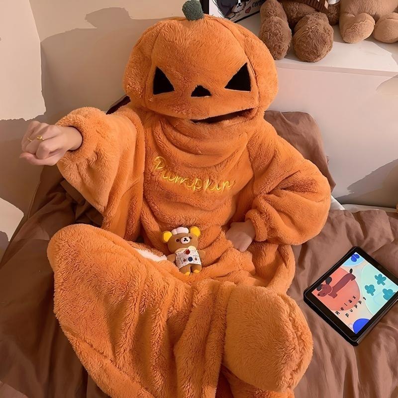 Détail de la capuche citrouille du surpyjama adulte en polaire corail
