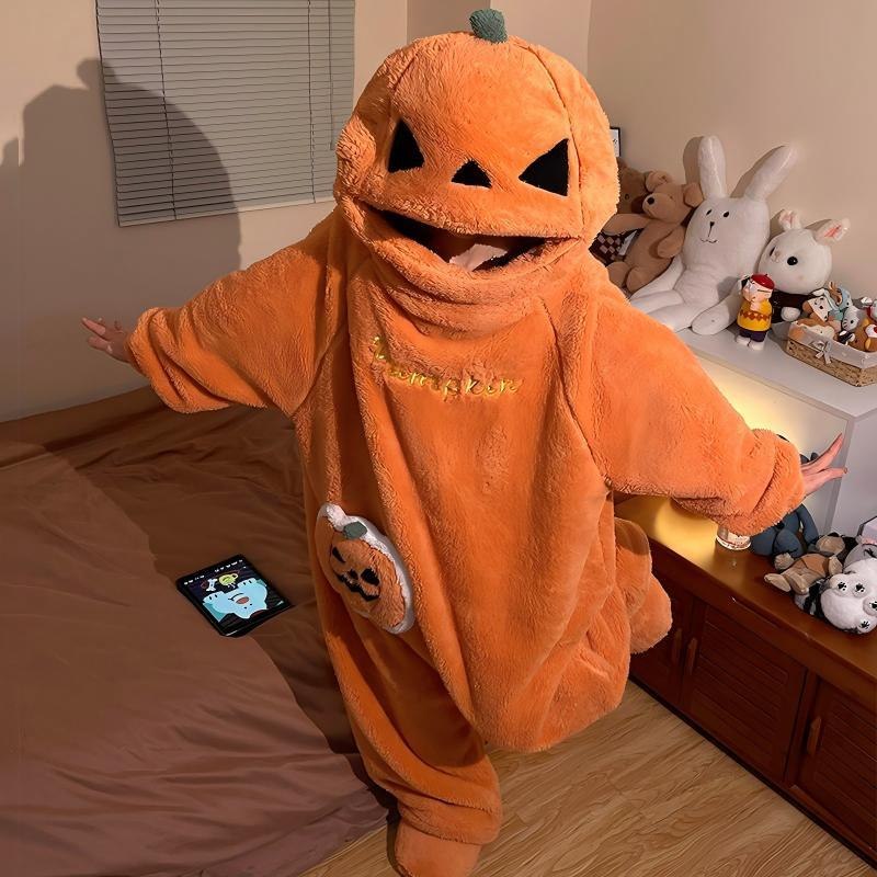 Femme en surpyjama citrouille Halloween en peluche, bras ouverts dans une chambre