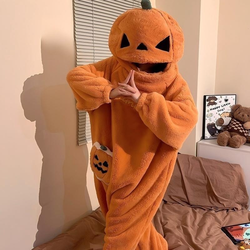 Surpyjama combinaison citrouille adulte en peluche porté, pose mains jointes