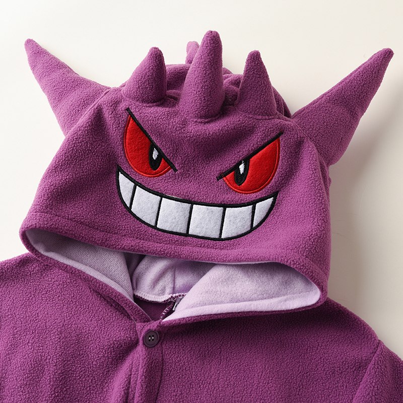 Détail de la capuche Ectoplasma avec yeux rouges et grand sourire brodés