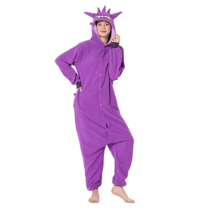 Surpyjama combinaison Ectoplasma Pokémon violette à capuche portée par une femme