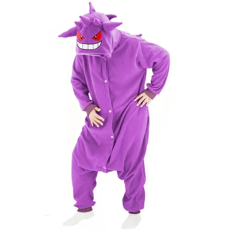 Combinaison Ectoplasma Gengar violette portée, pose mains sur les hanches, capuche à pics et yeux rouges
