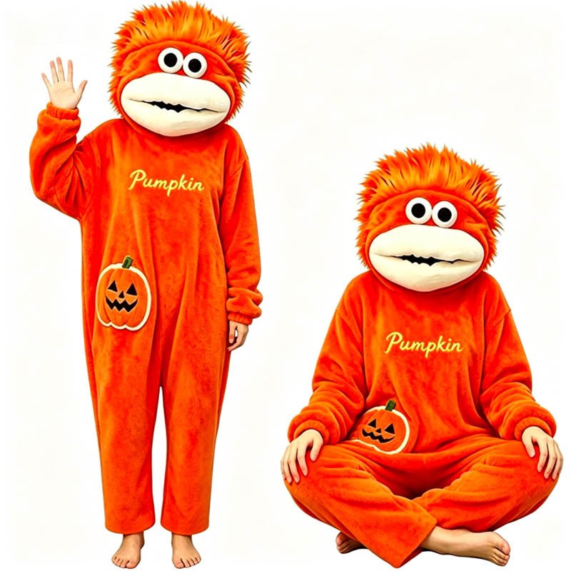 Deux personnes en surpyjama monstre citrouille orange, l'une debout et l'autre assise